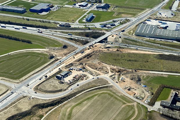 Mere omkørsel i udsigt: Bro løftes på plads over E45 ved Sdr. Borup